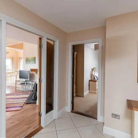 Сasa de vacaciones House 4 Dingle Manor, Stunning 3-bed House